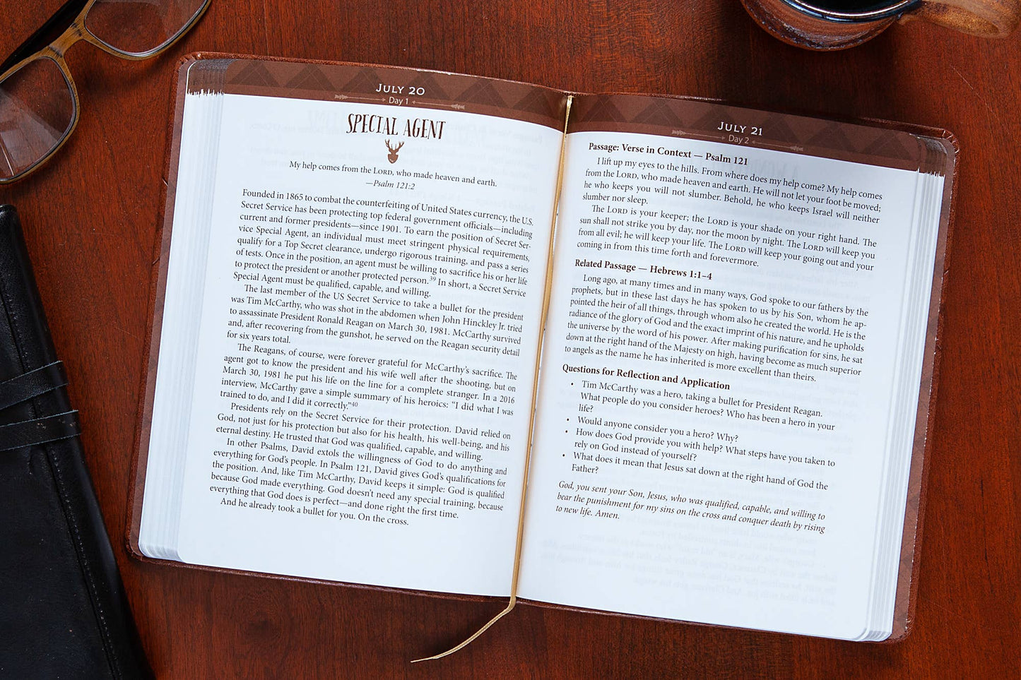 Daily Strength for Men (Devotional, Father's Day Gift Ideas)